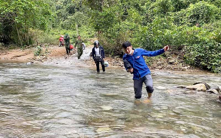 Sau khoảng 3 giờ trèo đèo, lội suối, các bạn thanh niên mới đến được nơi trồng rừng tiểu khu 218B. Tuổi trẻ Quảng Ngãi góp sức phục hồi rừng đầu nguồn -0