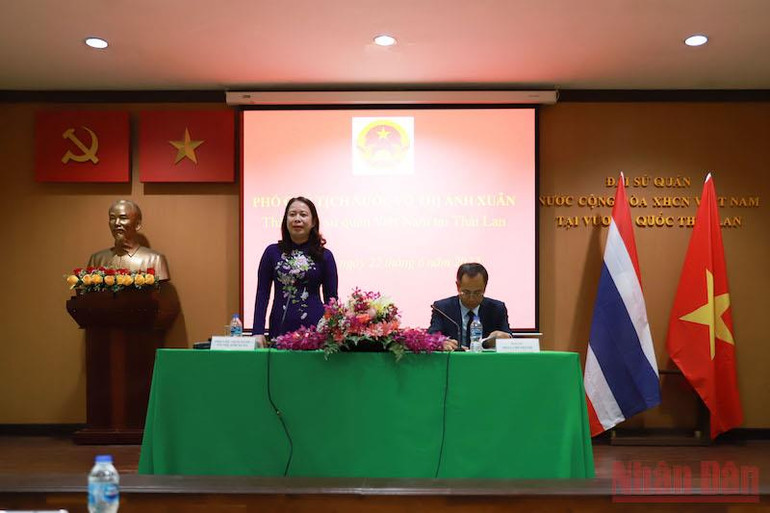 Phó Chủ tịch nước Võ Thị Ánh Xuân trò chuyện thân mật cùng cán bộ, nhân viên Đại sứ quán. Phó Chủ tịch nước Võ Thị Ánh Xuân thăm Đại sứ quán Việt Nam tại Thái Lan -0