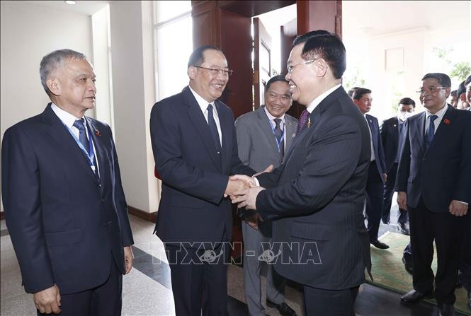 Chủ tịch Quốc hội Vương Đình Huệ thăm Đại sứ quán Việt Nam tại Lào -0