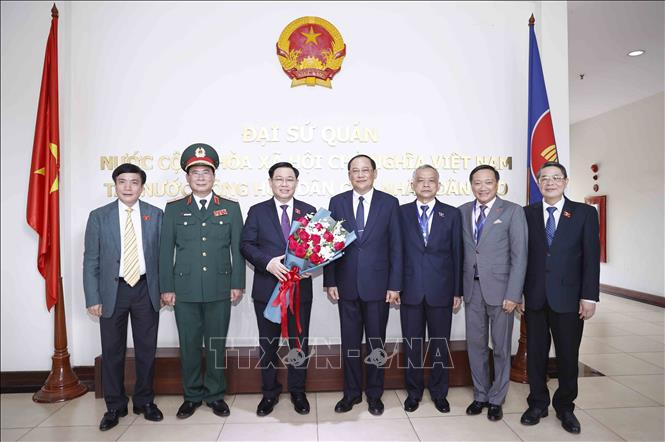 Chủ tịch Quốc hội Vương Đình Huệ thăm Đại sứ quán Việt Nam tại Lào -0