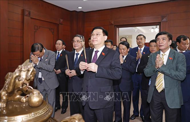 Chủ tịch Quốc hội Vương Đình Huệ thăm Đại sứ quán Việt Nam tại Lào -0