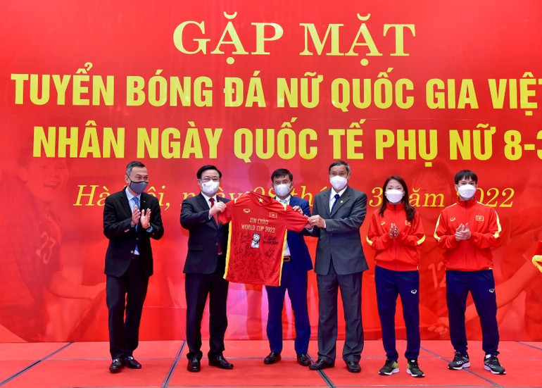 Phẩm chất ngời sáng của phụ nữ Việt Nam từ truyền thống của dân tộc văn hiến và anh hùng -0