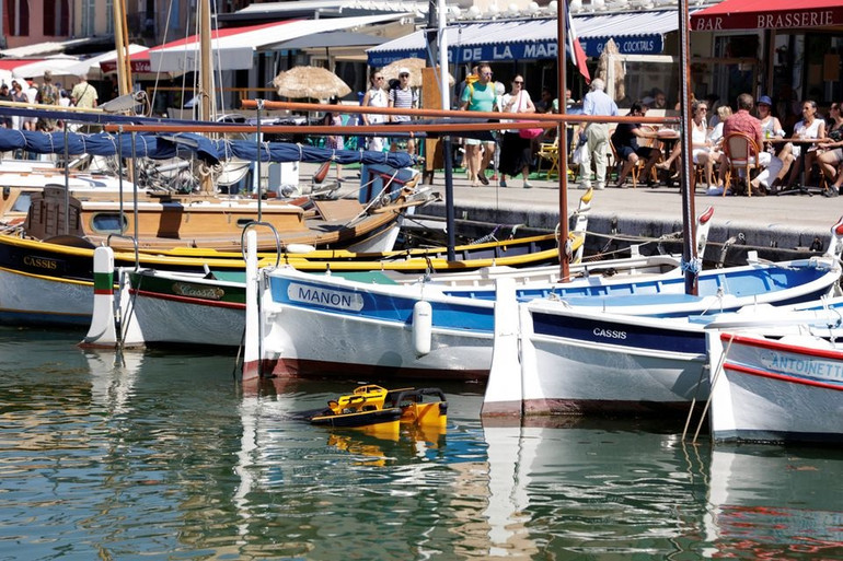 Jellyfishbot, robot nhặt rác ở cảng biển -0