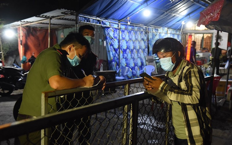 Hàng trăm người lao động về quê buộc phải quay lại phòng trọ -0