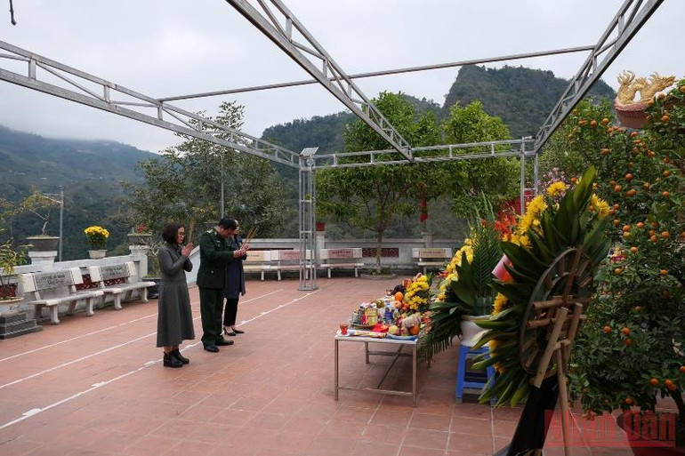 Sáng 17/2, người dân đến thắp hương, tri ân các Anh hùng liệt sĩ tại Đền thờ các Anh hùng liệt sĩ mặt trận Vị Xuyên. Hà Giang chăm lo người có công trong cuộc chiến đấu bảo vệ biên giới phía bắc -0