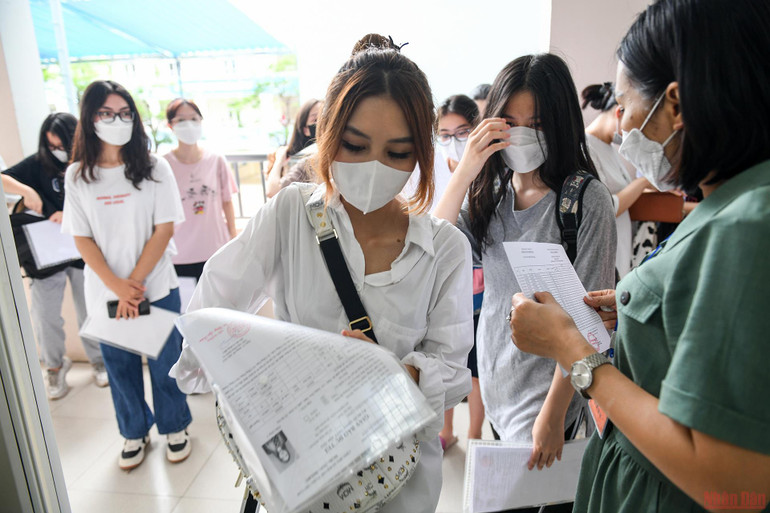 Thí sinh Hà Nội làm thủ tục dự thi tốt nghiệp THPT năm 2022 -0