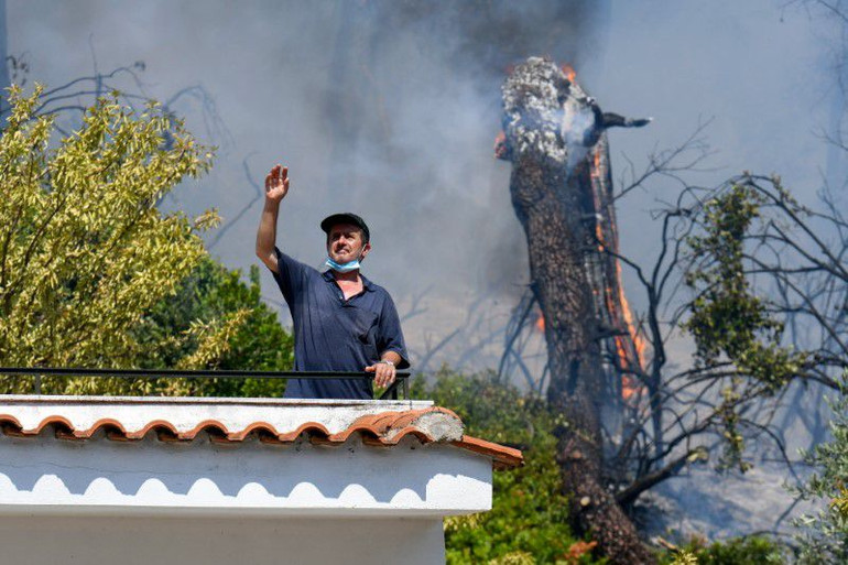 Hàng nghìn người sơ tán khỏi đảo Evia (Hy Lạp) do cháy rừng -0