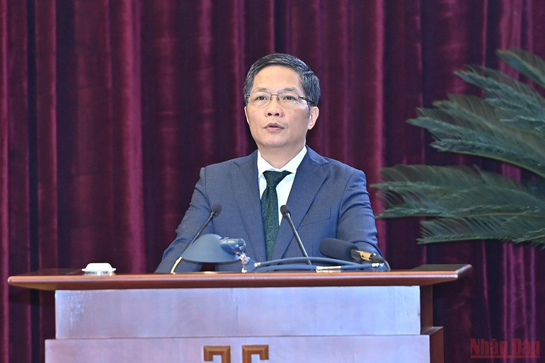 Đồng chí Trần Tuấn Anh, Trưởng Ban Kinh tế Trung ương trình bày báo cáo tại Hội nghị. Hình ảnh Hội nghị quán triệt và triển khai thực hiện Nghị quyết của Bộ Chính trị -0