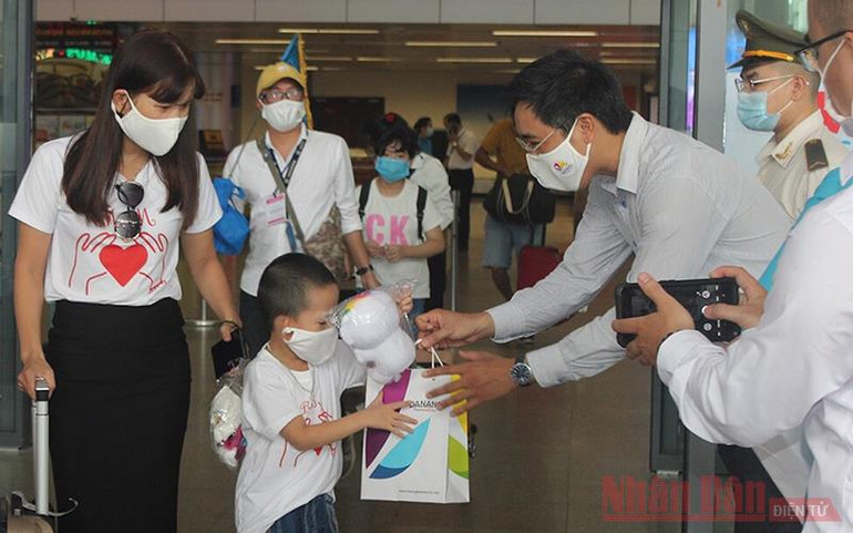 Đoàn khách đầu tiên từ Hà Nội đến Đà Nẵng du lịch sau dịch Covid-19 -0