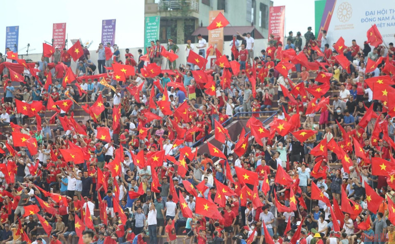 Cổ động viên nhuộm đỏ Sân vận động Việt Trì -0