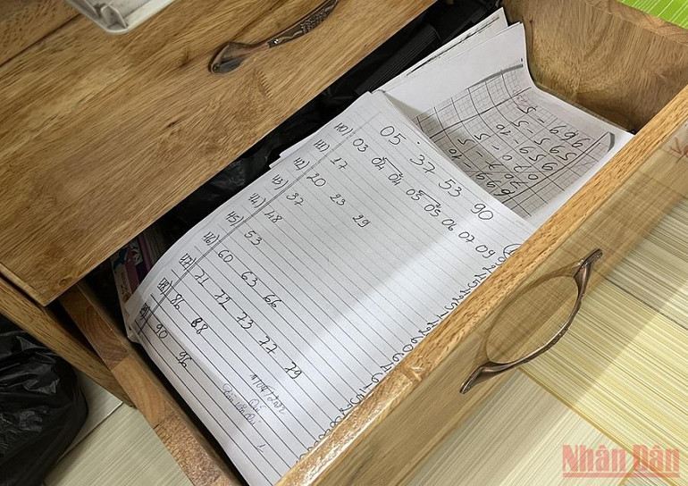 Tang vật liên quan đến vụ án. An Giang: Triệt phá đường dây đánh bạc liên tỉnh quy mô lớn -0