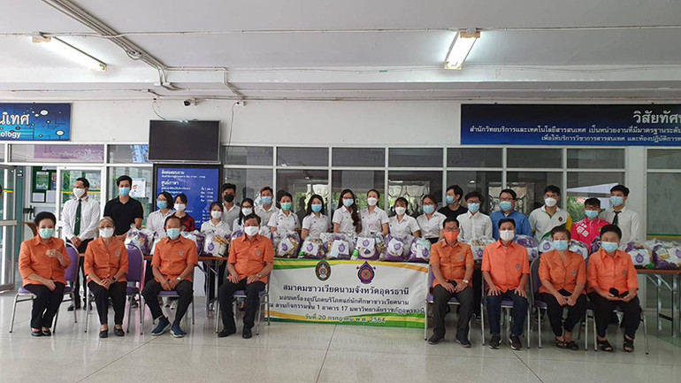 Đại diện Nhà trường tiếp nhận quà của Hội người Việt tỉnh Udon Thani. Hội người Việt tỉnh Udon Thani (Thái Lan) chia sẻ khó khăn với lưu học sinh Việt -0