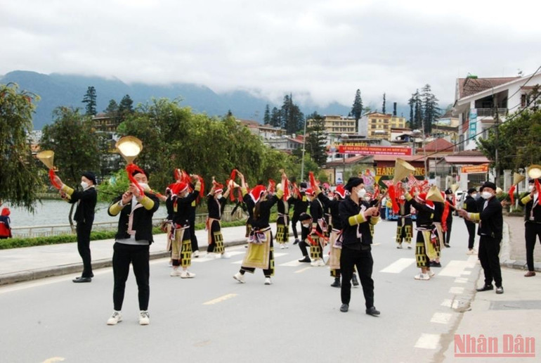 Tưng bừng canaval đường phố Sa Pa -0