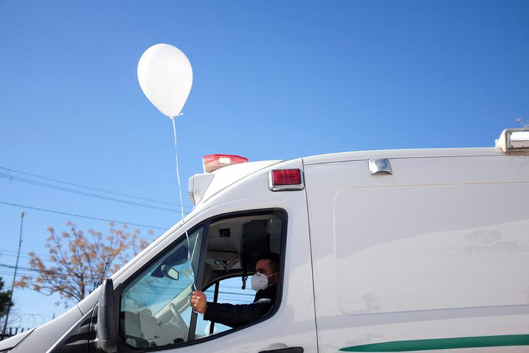 [Ảnh] Mong manh sự sống và cái chết giữa đại dịch Covid-19 -0