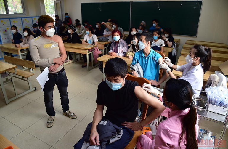 Nhân viên y tế phường Vĩnh Phúc, quận Ba Đình tiêm vaccine phòng Covid-19 cho người dân. Hà Nội đã tiêm hơn 1 triệu liều vaccine mũi bổ sung và nhắc lại -0
