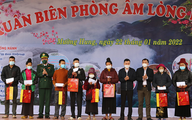 Trao quà Tết cho các hộ nghèo các bản xã Mường Hung. “Xuân biên phòng ấm lòng dân bản” ở Sơn La -0