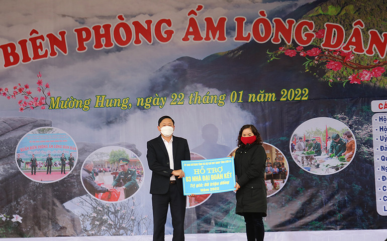 Đại diện Ủy ban Mặt trận Tổ quốc Việt Nam tỉnh Sơn La trao biển hỗ trợ xây dựng 3 nhà đại đoàn kết cho xã Mường Hung. “Xuân biên phòng ấm lòng dân bản” ở Sơn La -0