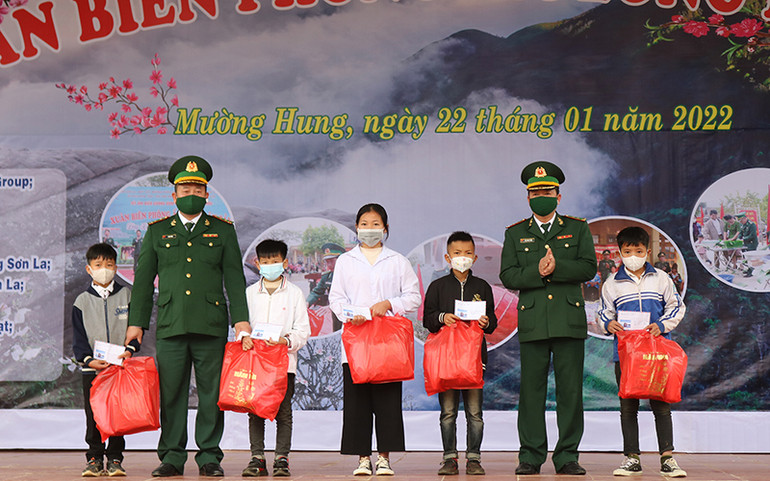 Trao quà và học bổng cho học sinh là con nuôi của Đồn Biên phòng xã Mường Cai. “Xuân biên phòng ấm lòng dân bản” ở Sơn La -0
