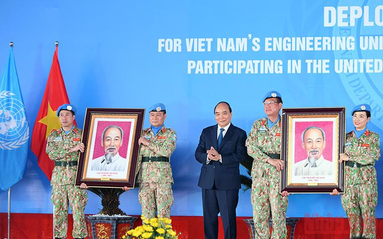 Chủ tịch nước Nguyễn Xuân Phúc tặng quà cho cán bộ, chiến sĩ trước khi lên đường nhận nhiệm vụ. Chủ tịch nước chúc lực lượng thực hiện nhiệm vụ gìn giữ hòa bình Liên hợp quốc “chân cứng đá mềm”, “ra quân thắng lợi” -0