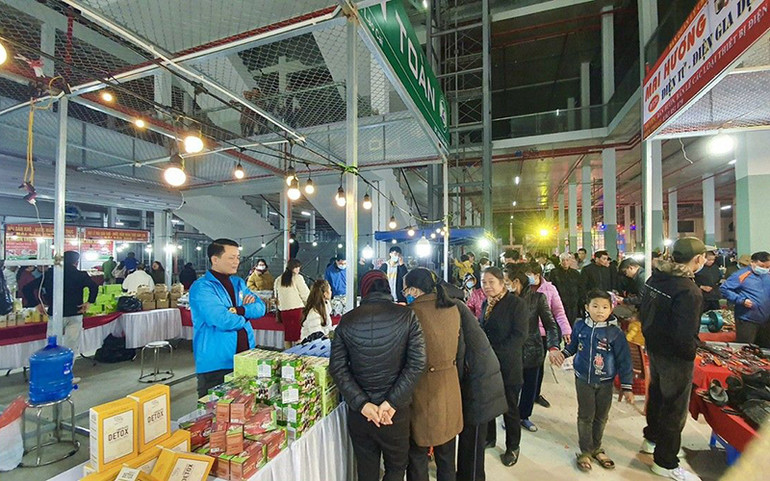 Một góc bên trong Chợ du lịch Lào Cai. Bảo đảm quyền lợi cho tiểu thương Chợ du lịch Lào Cai -0