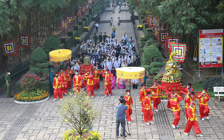 Đoàn đại biểu thành phố Hồ Chí Minh thực hiện các nghi thức Lễ dâng cúng bánh tét Quốc tổ Hùng Vương. Lãnh đạo Thành phố Hồ Chí Minh dâng hương tưởng niệm các anh hùng liệt sĩ -0