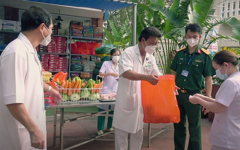 Những hình ảnh trong MV được sử dụng từ tư liệu của đồng nghiệp. Ra mắt MV cổ vũ tinh thần chống dịch của TP. Hồ Chí Minh -0