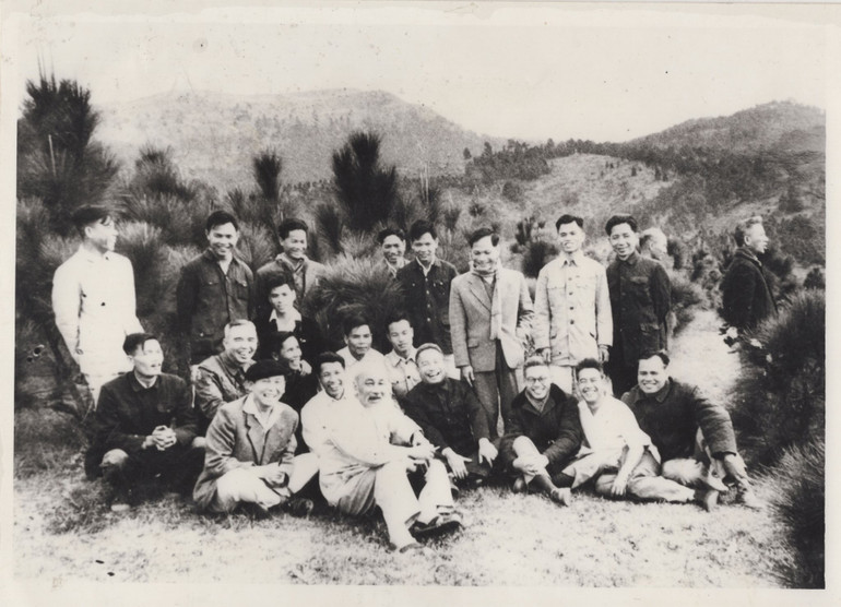 Chủ tịch Hồ Chí Minh với người làm báo Việt Nam và bạn bè quốc tế -0