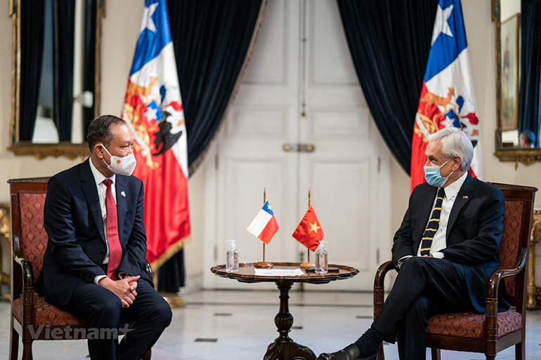 Đại sứ Phạm Trường Giang và Tổng thống Chile Sebastian Piñera Echenique tại buổi trình Ủy nhiệm thư. (Ảnh: Vietnam+) Đại sứ Việt Nam tại Chile trình Ủy nhiệm thư -0