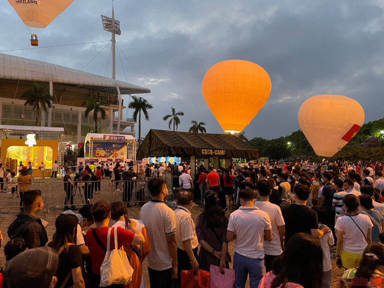 [CẬP NHẬT] Sân vận động quốc gia Mỹ Đình nhộn nhịp trước giờ khai mạc SEA Games 31 -0