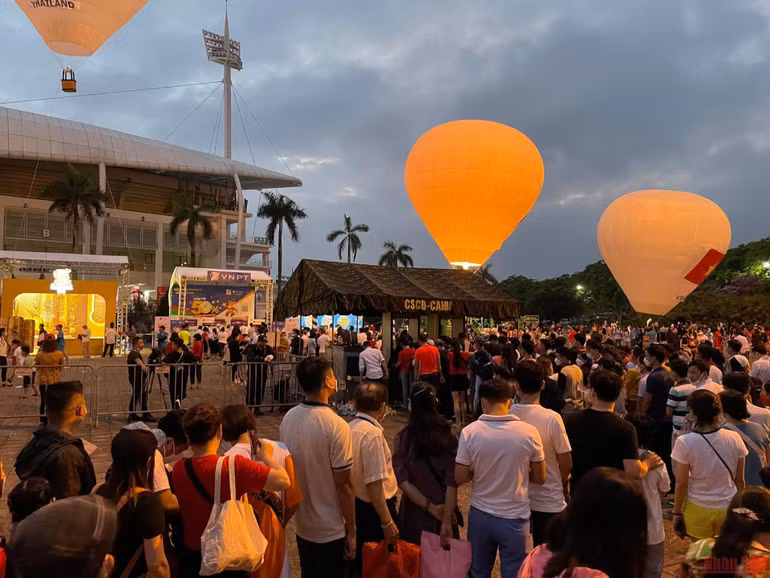 [CẬP NHẬT] Sân vận động quốc gia Mỹ Đình nhộn nhịp trước giờ khai mạc SEA Games 31 -0
