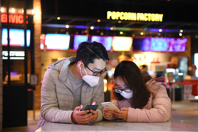 Rạp chiếu phim ở Hà Nội ngày đầu mở cửa trở lại, lượng người đến xem khá vắng -0