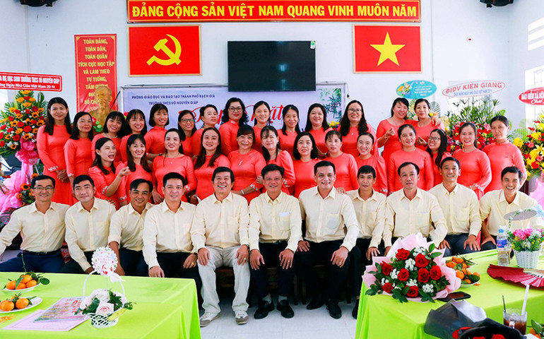 Tập thể giáo viên Trường trung học cơ sở Võ Nguyên Giáp (lúc chưa giãn cách xã hội). Ngày khai giảng của ngôi trường Võ Nguyên Giáp ở Kiên Giang -0