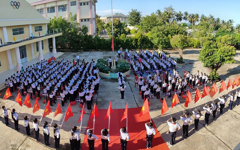 Trường Trung học cơ sở Võ Nguyên Giáp trong giờ chào cờ đầu tuần (năm học 2020-2021). Ngày khai giảng của ngôi trường Võ Nguyên Giáp ở Kiên Giang -0