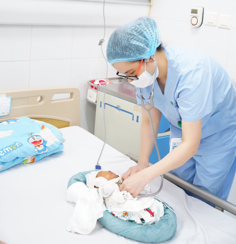 Bé sơ sinh nặng 1,5 ký mắc bệnh tim được hồi sinh kỳ diệu -0