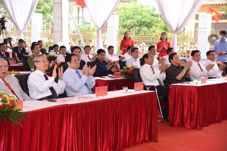 Sáng 8/5, tại xã Nam Cường, huyện Tiền Hải, tỉnh Thái Bình, Thủ tướng Phạm Minh Chính và đoàn công tác đến dự Lễ kỷ niệm 60 năm Bác Hồ về thăm huyện Tiền Hải (26/3/1962-26/3/2022). Thủ tướng Phạm Minh Chính thăm và làm việc tại Thái Bình -0