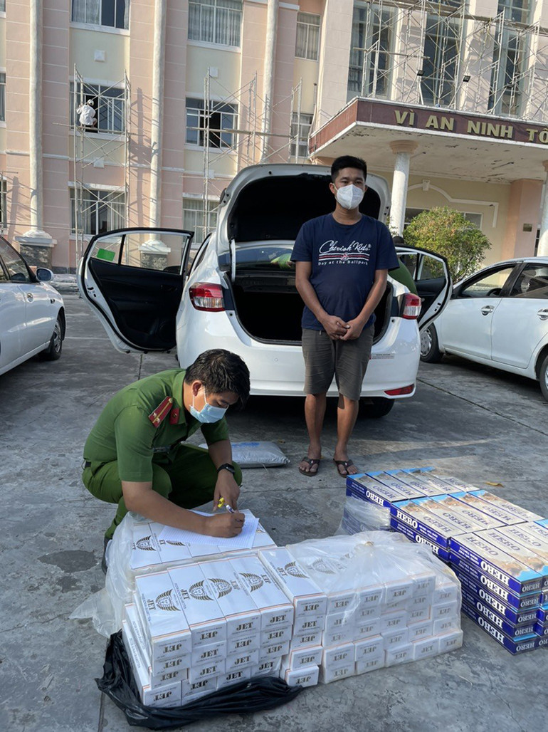 Bắt đối tượng đột nhập từ mái nhà lấy trộm 71 điện thoại di động -0