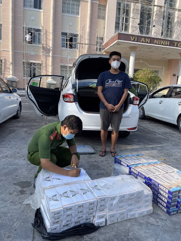 Bắt đối tượng đột nhập từ mái nhà lấy trộm 71 điện thoại di động -0