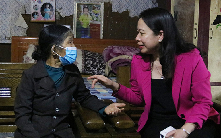 Phó Chủ tịch nước thăm, động viên bệnh binh Hồ Thị Bông, xã Trà Mai, huyện Nam Trà My. Phó Chủ tịch nước Võ Thị Ánh Xuân thăm, tặng quà người dân miền núi Nam Trà My -0