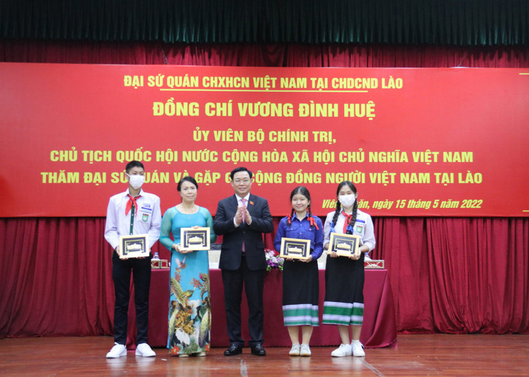 Chủ tịch Quốc hội tặng quà giáo viên và học sinh Trường song ngữ Lào-Việt Nam Nguyễn Du Chủ tịch Quốc hội Vương Đình Huệ gặp mặt cộng đồng người Việt Nam tại Lào -0