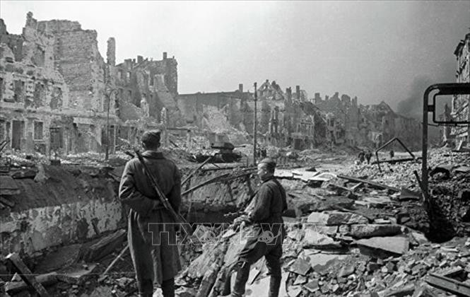 Berlin hoang tàn, đổ nát sau các trận đánh đẫm máu giữa phát-xít Đức và Hồng quân Liên Xô. (Ảnh: Tư liệu quốc tế/TTXVN) Ngày Chiến thắng phát xít - mốc son sáng ngời trong lịch sử thế giới -0