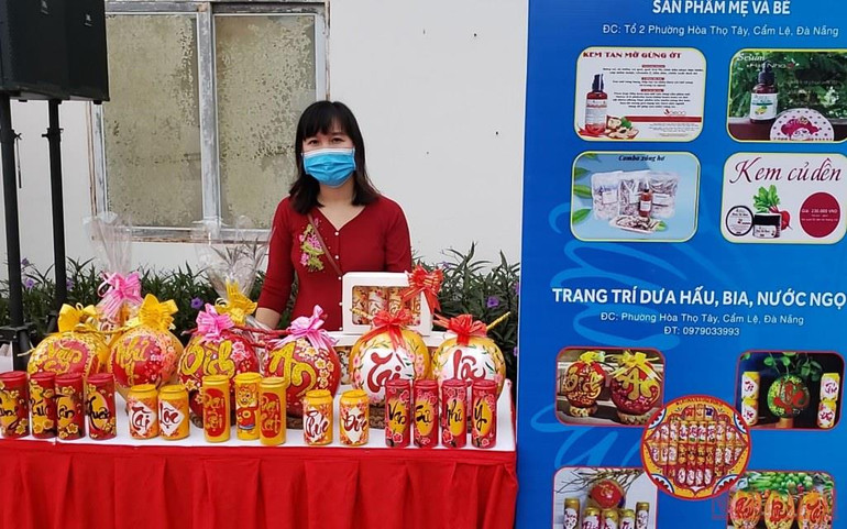 Các sản phẩm của chị tại một hội Xuân. Vẽ trang trí lon nước của cô giáo hút khách, tăng thu nhập dịp Tết -0