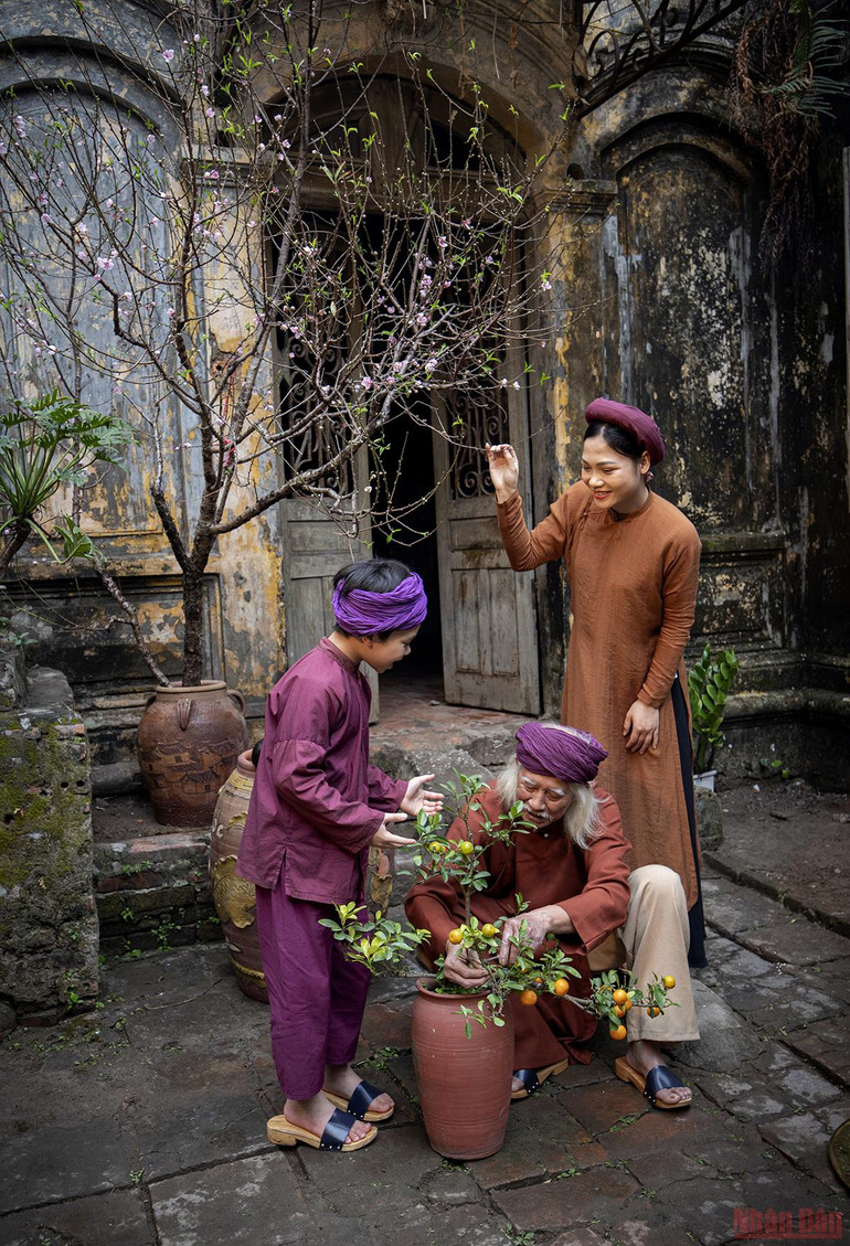 Tết xưa thì không thể thiếu đào và quất, cả hoa lay ơn và thược dược nữa, đó cũng là những loại hoa đặc trưng của Tết ở miền bắc. (Ảnh: Thành Đạt) Tái hiện hình ảnh Tết xưa – lưu giữ những giá trị truyền thống tốt đẹp -0