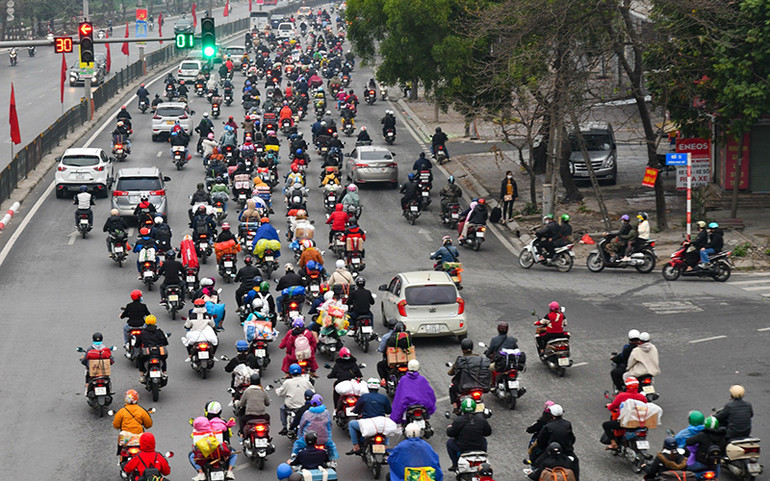 Hàng dài các phương tiện trở lại Hà Nội trong ngày cuối cùng kỳ nghỉ Tết Nguyên Đán -0