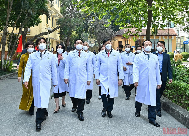 Chủ tịch Quốc hội Vương Đình Huệ và các đại biểu tham quan khuôn viên Bệnh viện Việt Đức. Chủ tịch Quốc hội Vương Đình Huệ thăm, chúc mừng các bác sĩ, nhân viên y tế -0
