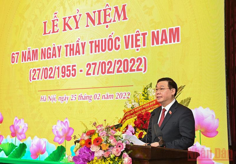 Chủ tịch Quốc hội Vương Đình Huệ phát biểu chúc mừng các cán bộ, bác sĩ, nhân viên y tế cả nước nhân Ngày Thầy thuốc Việt Nam. (Ảnh: DUY LINH) Nỗ lực hoàn thành xuất sắc trọng trách chăm sóc, bảo vệ sức khỏe nhân dân -0