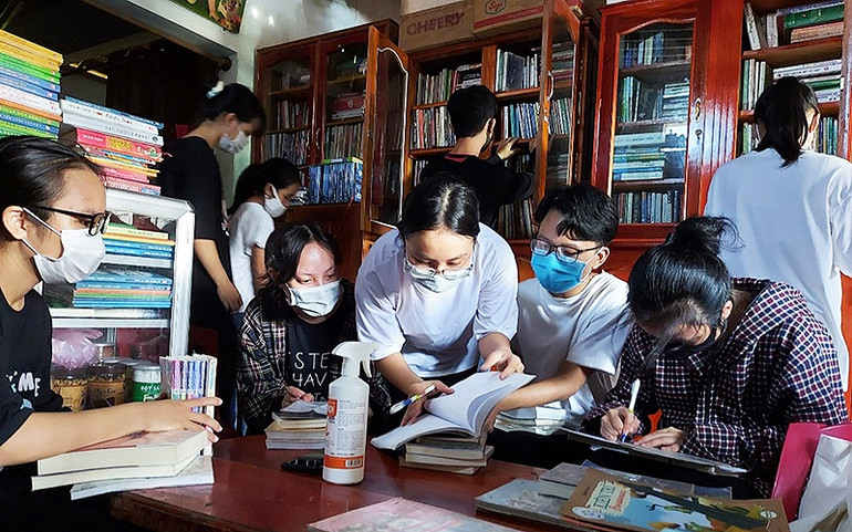 Các bạn trẻ đến Thư viện miễn phí Thúy Nga tại huyện Tân Kỳ (tỉnh Nghệ An) để tìm tài liệu học tập, tra cứu thông tin. Thư viện sách miễn phí của cô gái trên chiếc xe lăn -0