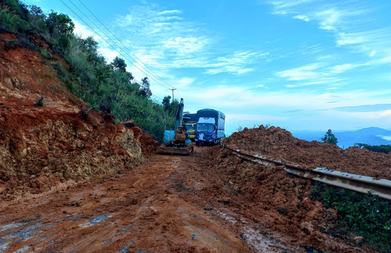 Mưa lớn gây sạt lở nghiêm trọng Quốc lộ 28B kết nối Bình Thuận-Lâm Đồng -0