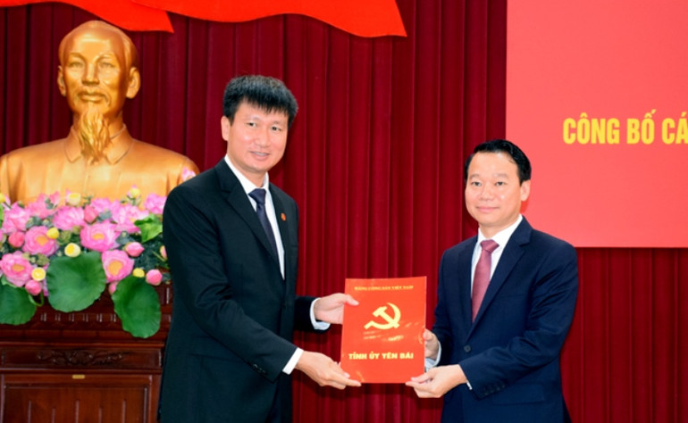 Bí thư Tỉnh ủy Yên Bái Đỗ Đức Duy trao quyết định phân công nhiệm vụ cho đồng chí Trần Huy Tuấn. Đồng chí Trần Huy Tuấn được bầu giữ chức Chủ tịch UBND Yên Bái -0