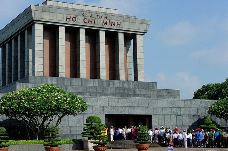 Đoàn đại biểu Bà mẹ Việt Nam Anh hùng vào Lăng viếng Chủ tịch Hồ Chí Minh -0