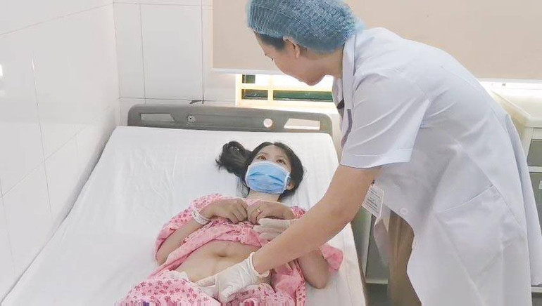 BS Sim thăm khám cho sản phụ sau mổ đẻ. Hy hữu giữ thai nhi năm tuần trong bụng dù sản phụ đã vỡ tử cung -0